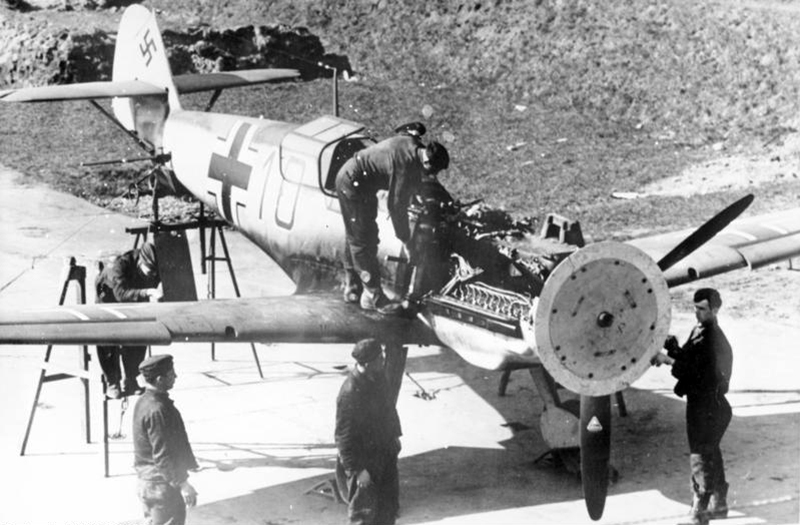 Mecánicos alemanes alineando el sincronizador de un Messerschmitt Bf 109E. Foto: Wikimedia Commons